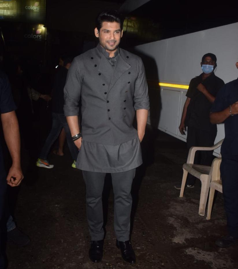 After Bigg Boss OTT, Sidharth Shukla will next grace the sets of dance reality show 'Dance Deewana' . The actor was seen shooting for the same at a studio in Mumbai.