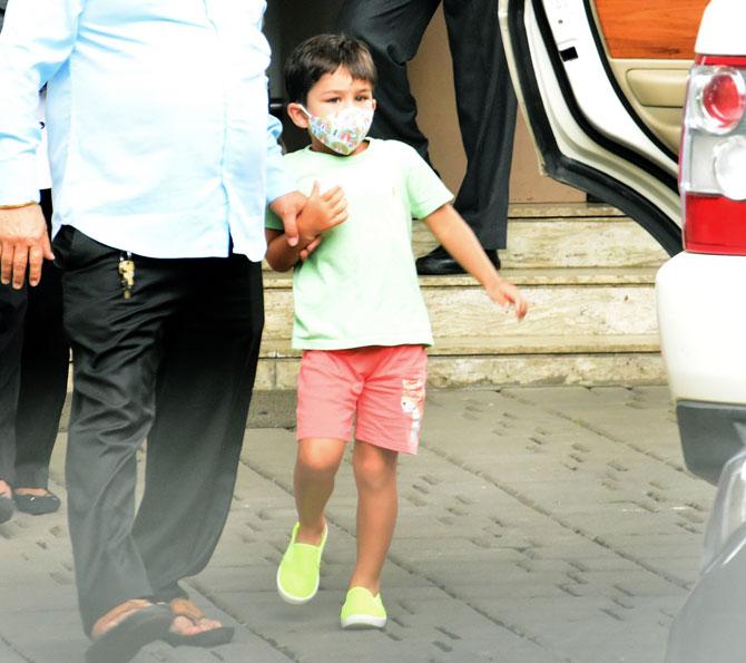 Taimur Ali Khan, who's a big brother now, looked absolutely adorable in his pink shorts and green shirt. The little guy was masked up and looked super cute!