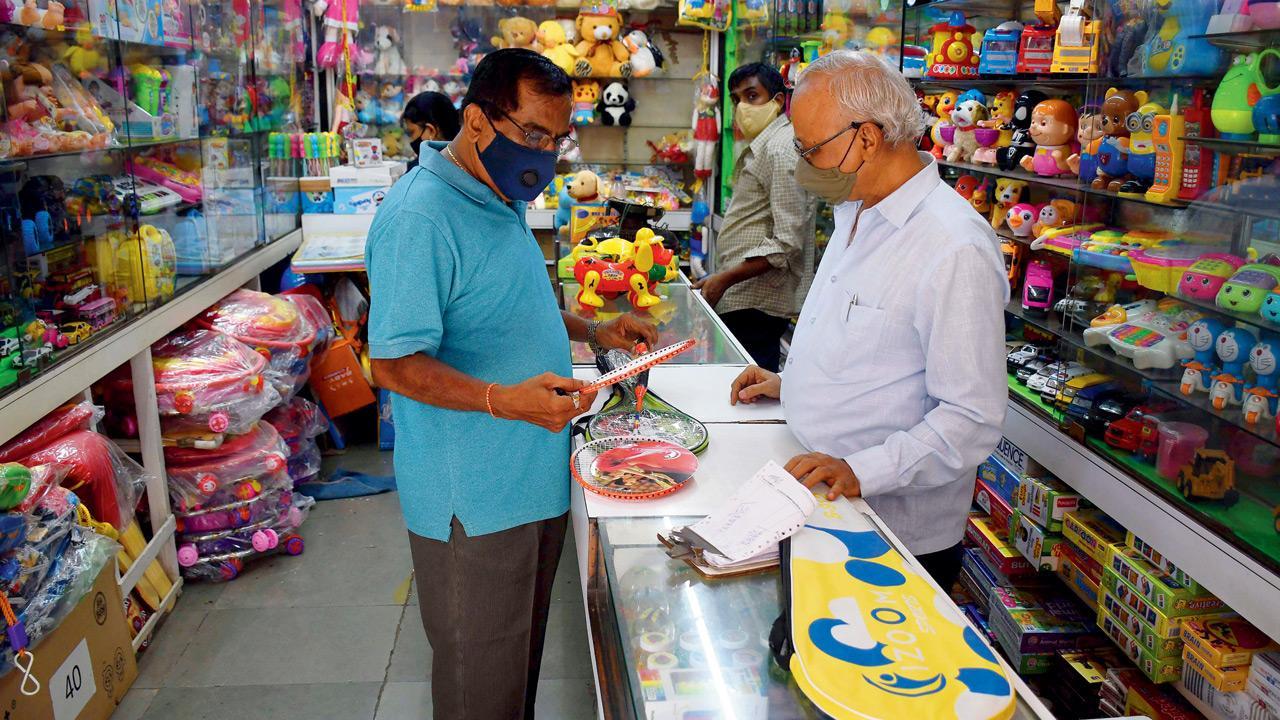 Shopkeepers’ association writes to CM Uddhav Thackeray, criticises vaccine mandate
