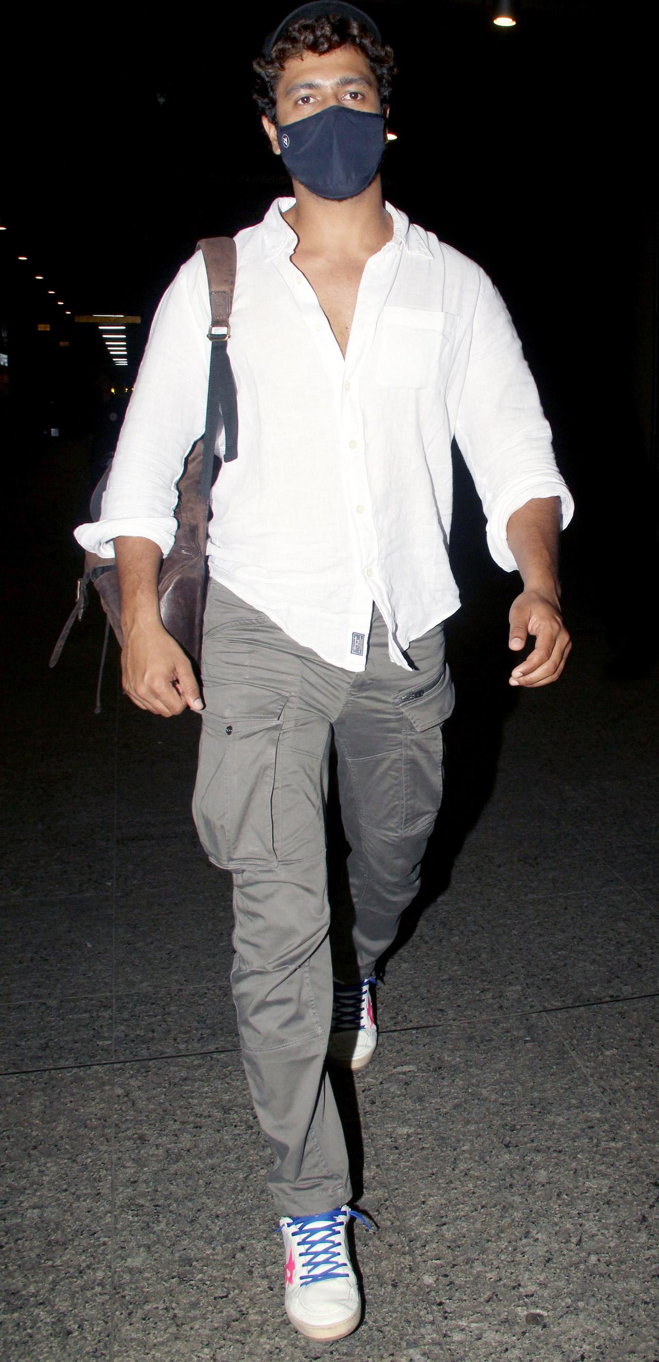 Vicky Kaushal kept it casual as he arrived at the Mumbai airport.