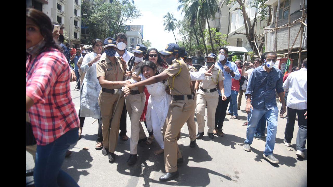Shiv Sena activists protest outside Union Minister Narayan Rane's residence at Juhu in Mumbai. Pic/Sameer Markande