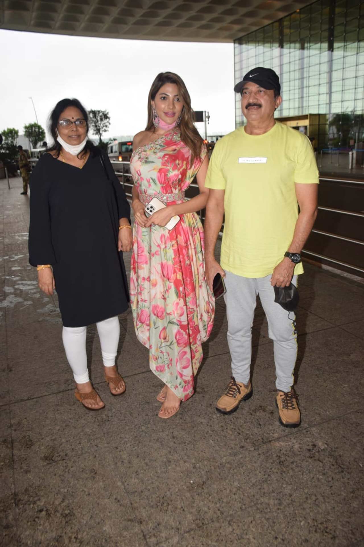 Nikki Tamboli was clicked with her parents at the airport. Currently, Nikki has been entertaining the audience with her daring stunts in the popular reality show Khatron Ke Khiladi 11.
