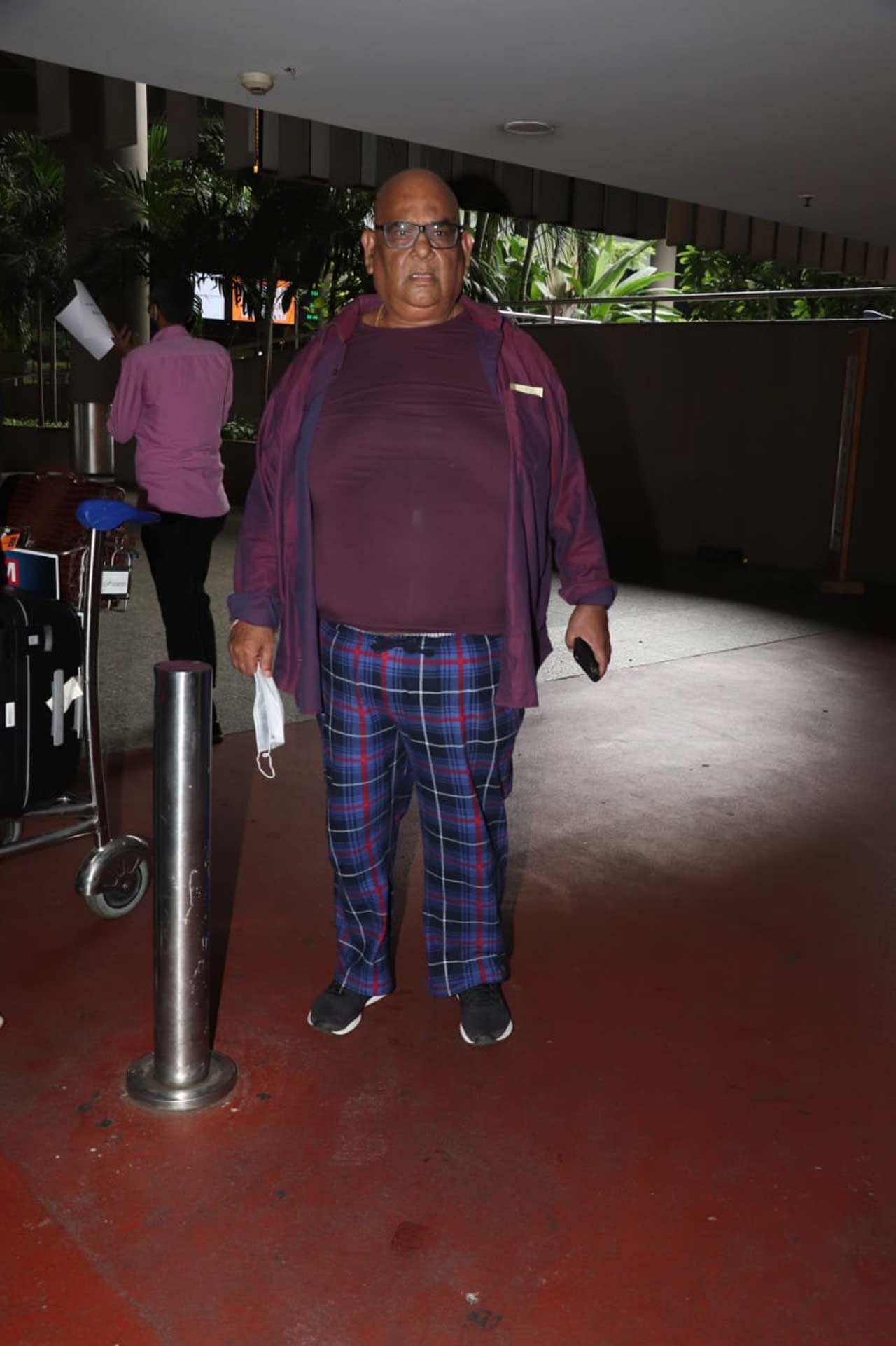 Satish Kaushik posed for the shutterbugs when snapped at the Mumbai airport.