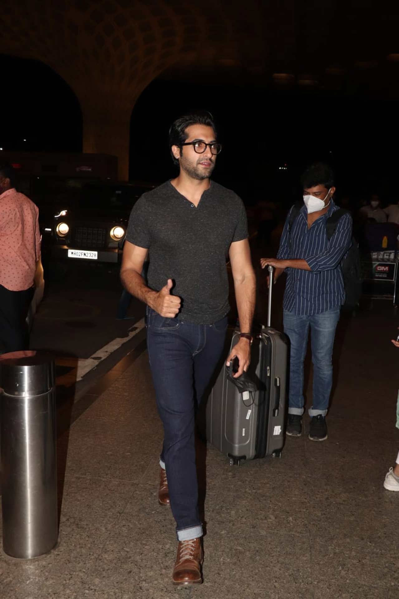 Akshay Oberoi gave the paparazzi a thumbs up when clicked at the Mumbai airport.