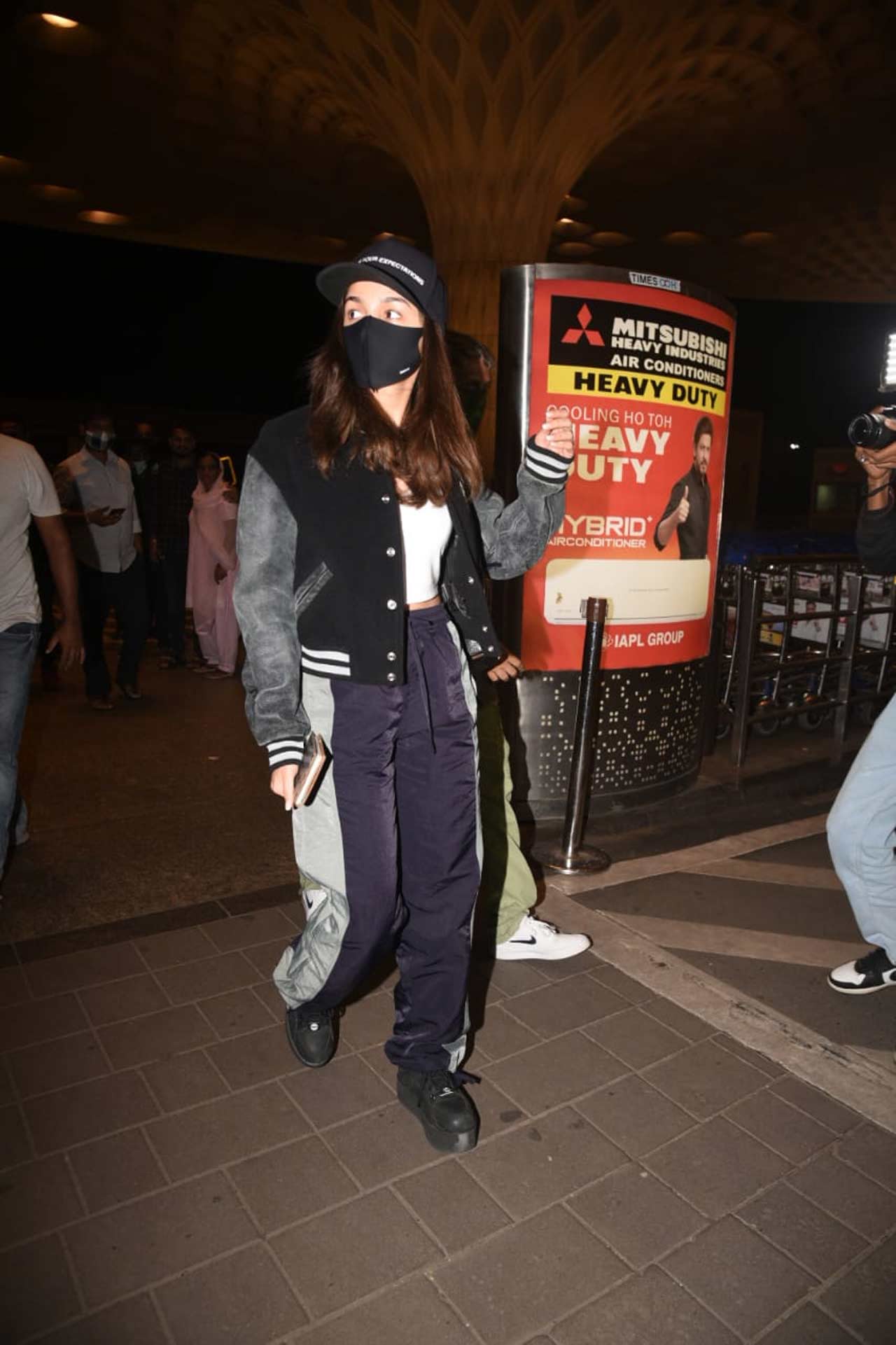 <p>Alia Bhatt, who has a busy schedule with movie releases ahead - Gangubai Kathiawadi, Brahmastra, Darlings, Rocky Aur Rani Ki Prem Kahani, RRR, was also snapped at the Mumbai airport.</p>