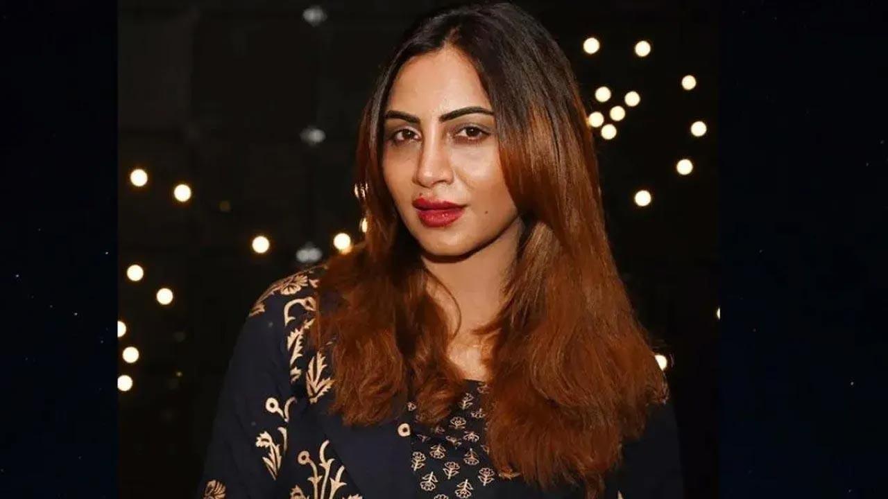 Bigg Boss 11 contestant Arshi Khan fears for her engagement to Afghan cricketer
