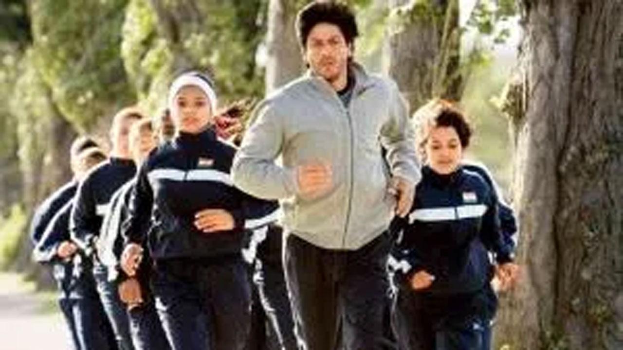 Shah Rukh Khan thanks 'Chak De India' girls for making him the 'gunda'