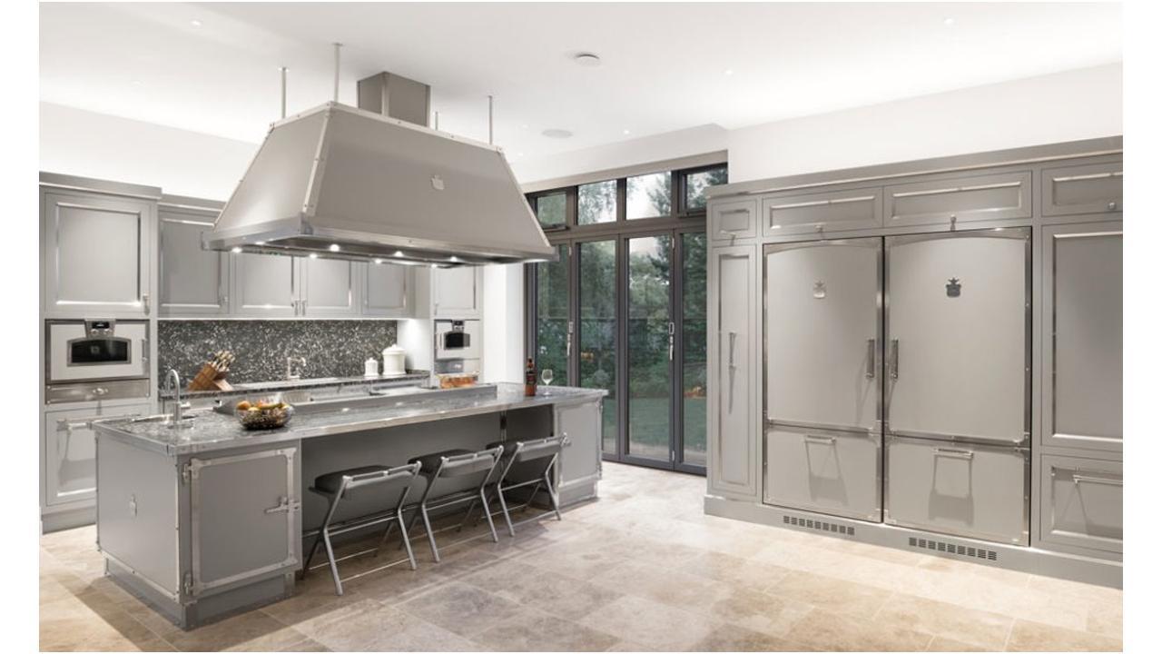 3 reasons for choosing stainless steel furniture for a commercial kitchen