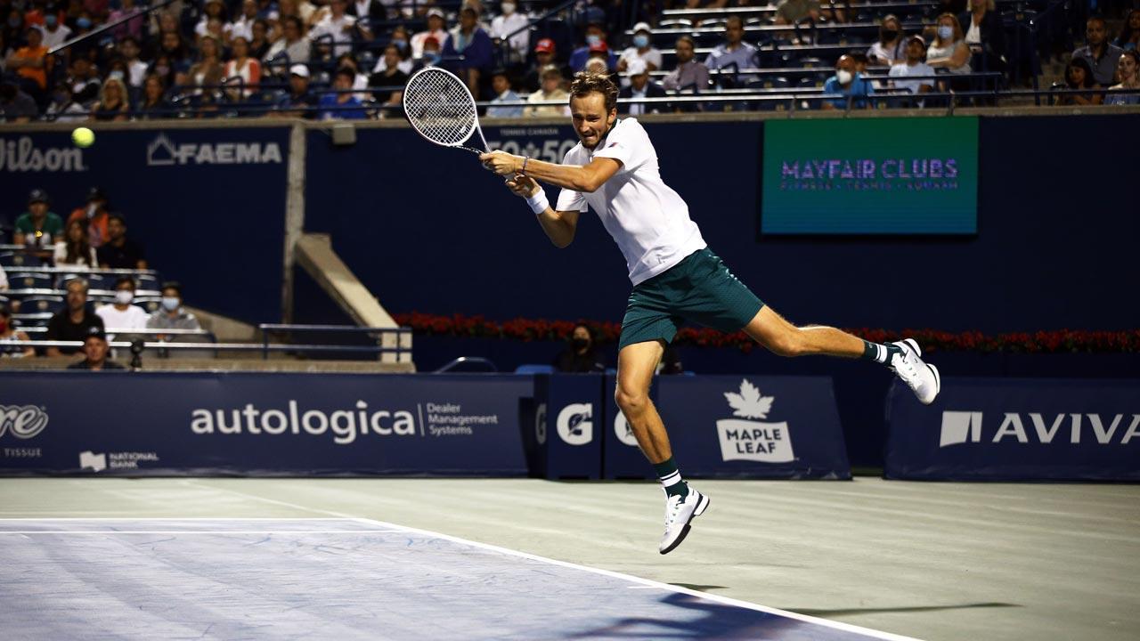 Medvedev beats Hurkacz to enter Toronto semis