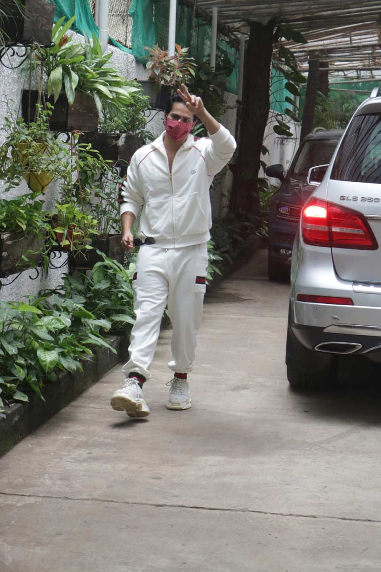 Varun Dhawan, the Bhediya actor, was also clicked at a popular studio in Juhu, Mumbai. 'Bhediya' is part of producer Dinesh Vijan’s horror-comedy universe comprising Rajkummar Rao-Shraddha Kapoor's 'Stree' and 'Roohi', featuring Rao, Janhvi Kapoor and Varun Sharma. Also starring Abhishek Banerjee, Deepak Dobriyal and Paalin Kabak, 'Bhediya' is set to release in theatres on April 14, 2022.
