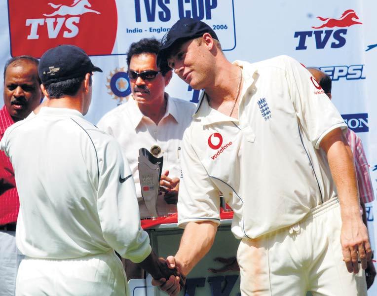 Rahul Dravid and Andrew Flintoff shake hands at the presentation ceremony after a Test match between India and England
