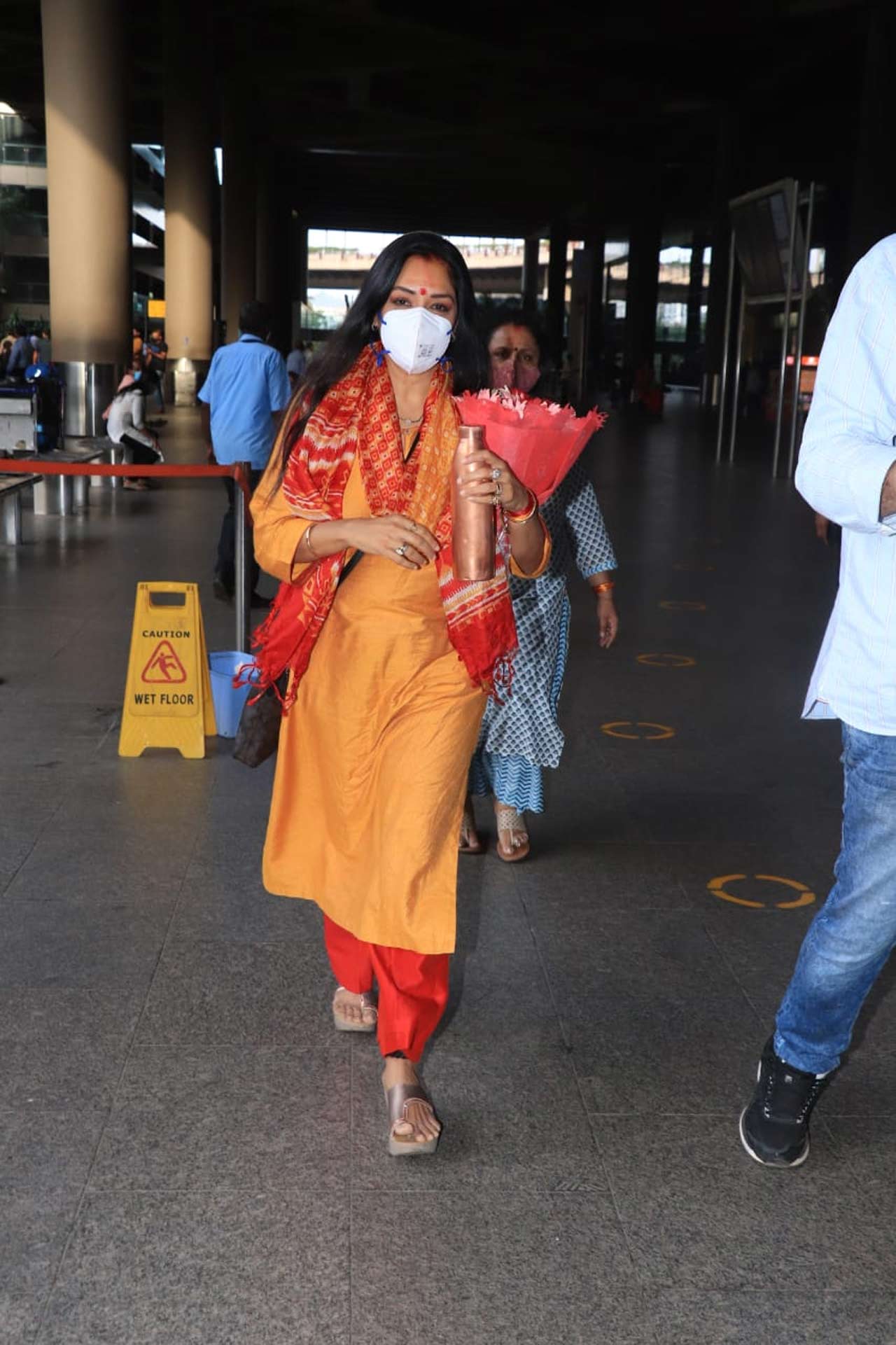 Rupali Ganguly, popularly known for her stint in 'Anupamaa' was all smiles when snapped at the Mumbai airport. Speaking about the show, 'Anupamaa' features Sudhanshu Pandey, Rupali Ganguly, Madalsa Sharma, Alpana Buch, Arvind Vaidya, Paras Kalnawat, Aashish Mehrotra, Muskan Bamne, Shekhar Shukla, Nidhi Shah, Anagha Bhosale, and Tassnim Sheikh.
