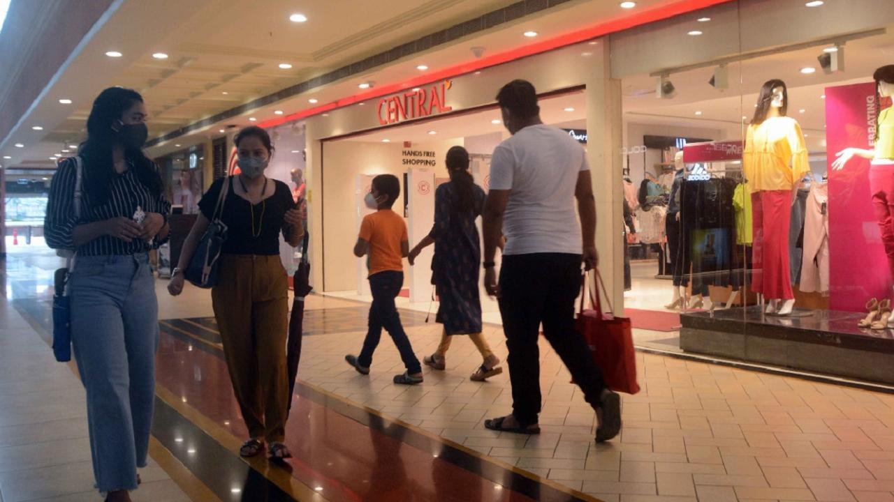 Maharashtra govt allows under-18 people to visit malls with age proof