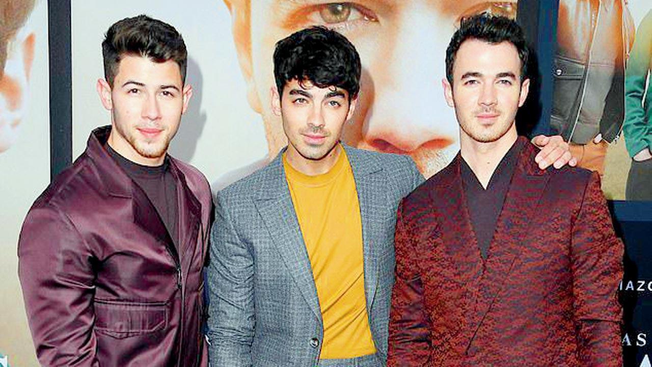 Jonas brothers head on tour