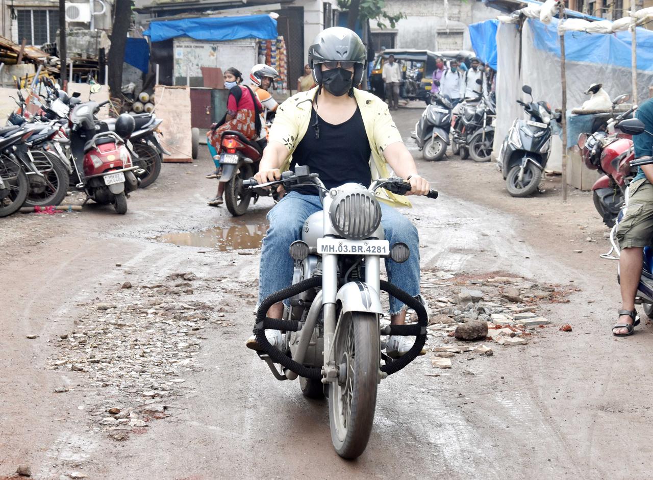 Kartik Aaryan, who has been keeping super busy with shootings, was snapped at Versova jetty, as he headed for a shoot in Madh Island. The actor made heads turn as he was clicked arriving on his uber cool bike.