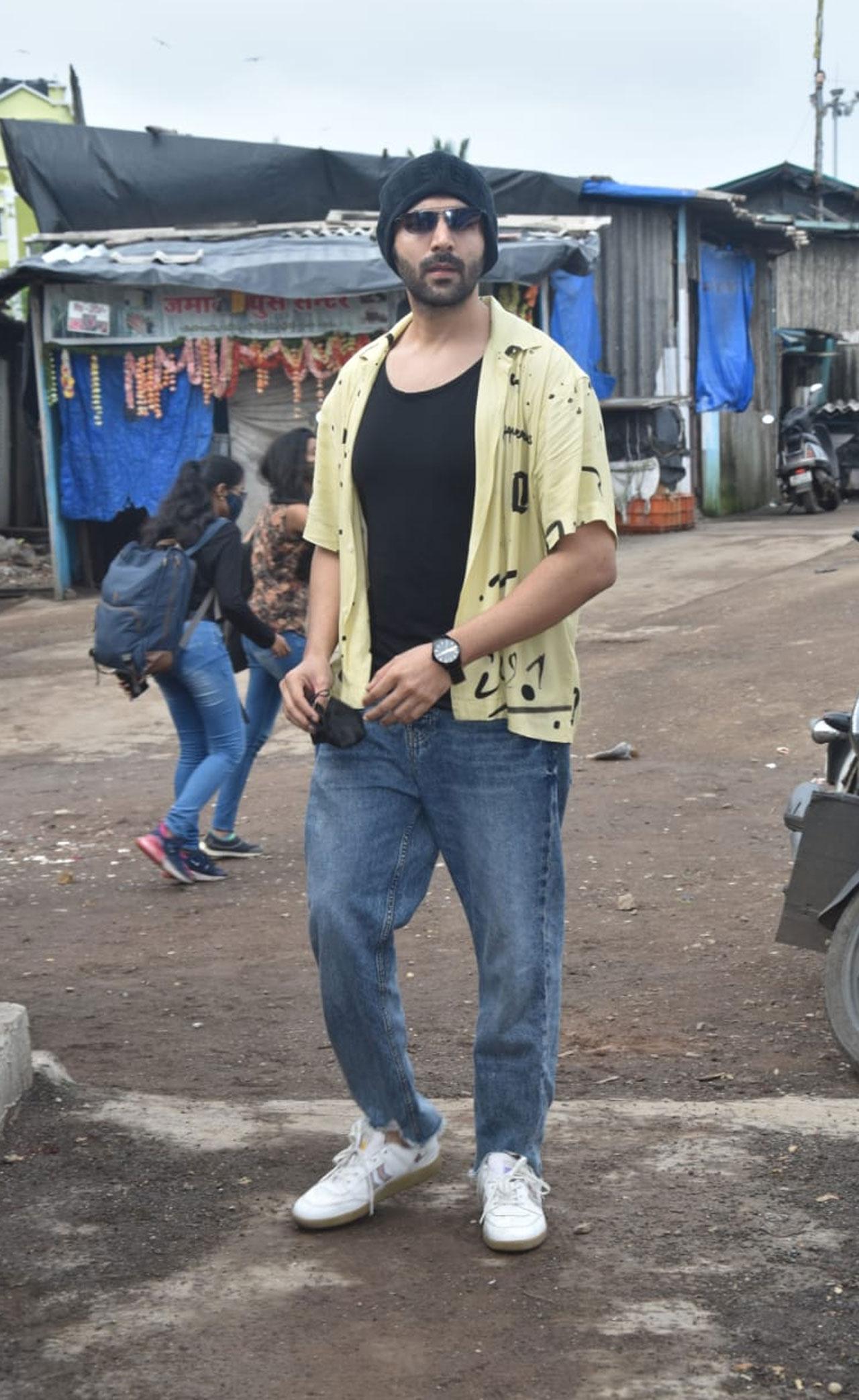 Kartik Aaryan took the Versova Jetty early morning to shoot for his upcoming film 'Freddy'. The actor is one of the busiest names in the industry currently and has multiple films coming up. 