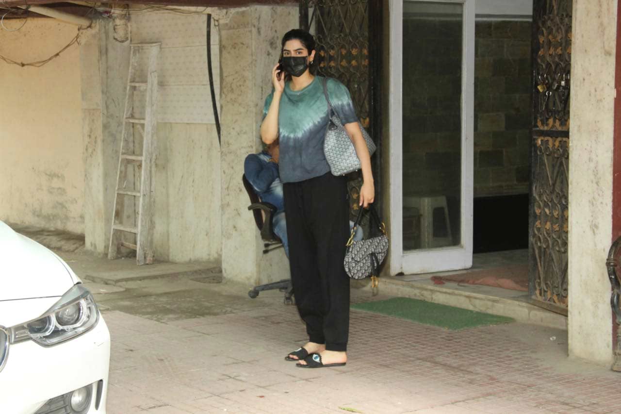 Khushi Kapoor was also spotted at the gym in Bandra, Mumbai.