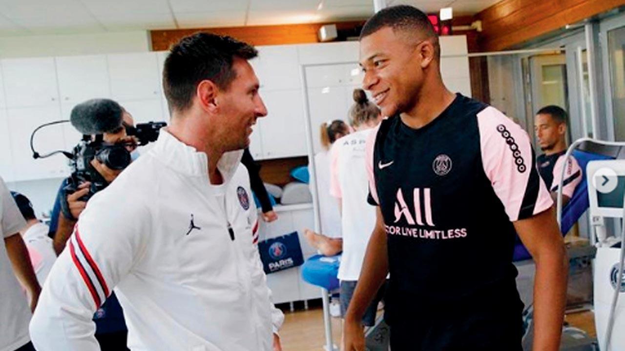 Welcome to Paris: Messi meets PSG teammates