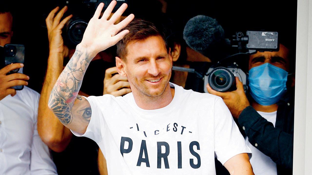 Messi in Paris to complete PSG move