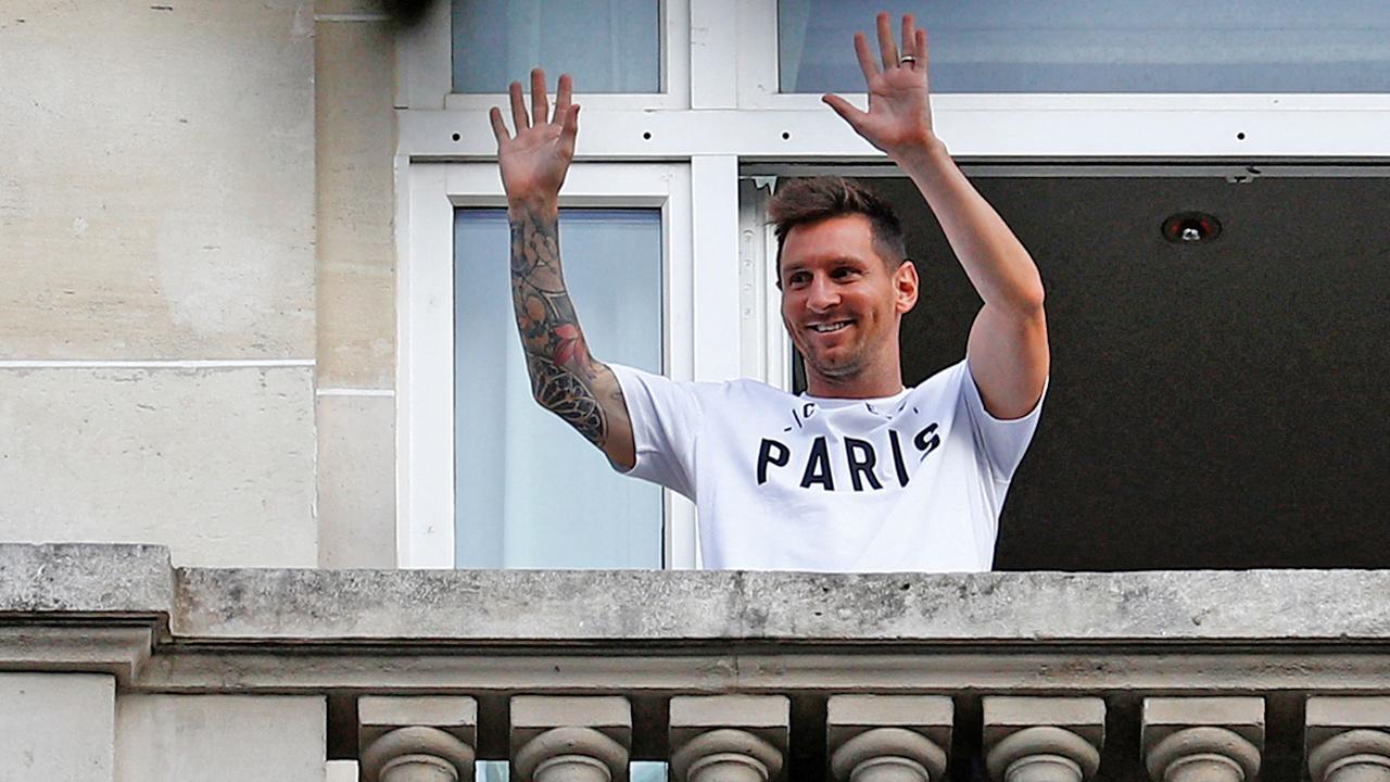 It's official! Lionel Messi signs for Paris Saint-Germain