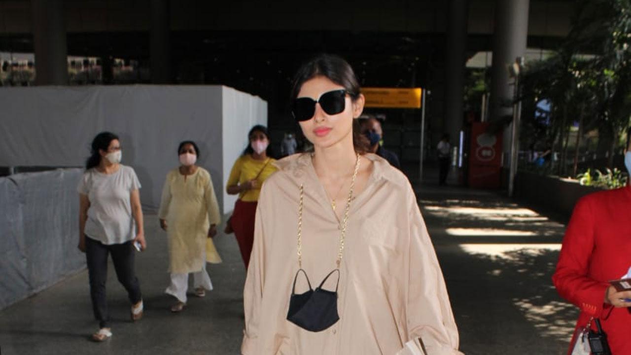 Mouni Roy stuns in a bold avatar, shares gorgeous pictures with fans 
