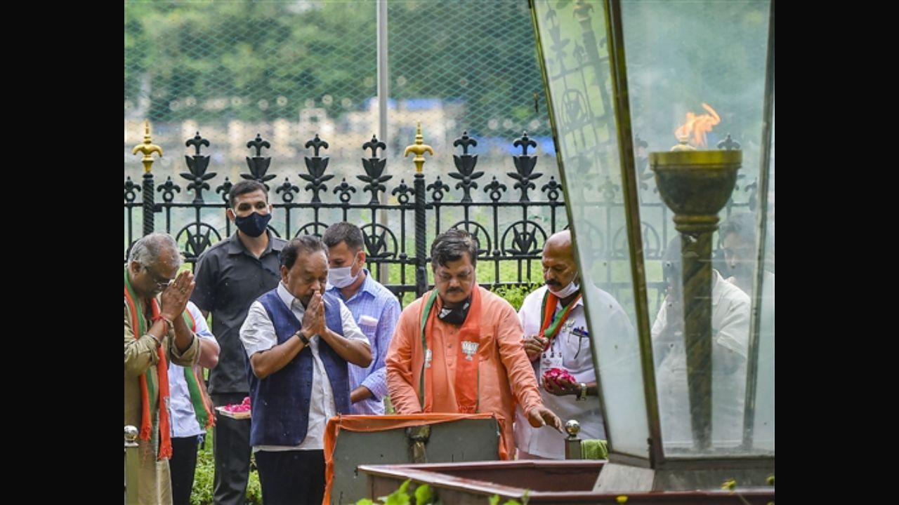 Shiv Sena workers 'purify' Thackeray memorial after Union minister Narayan Rane's visit