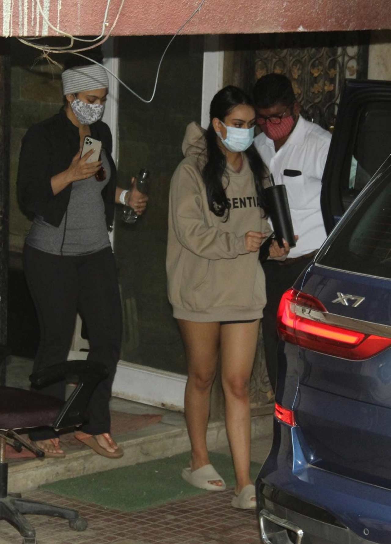 Nysa Devgn and Kajol were snapped at a gym in Khar, Mumbai. The mother-daughter duo is often clicked working out together in the city. Nysa was seen wearing a beige coloured oversized hoodie paired with black shorts during the outing.