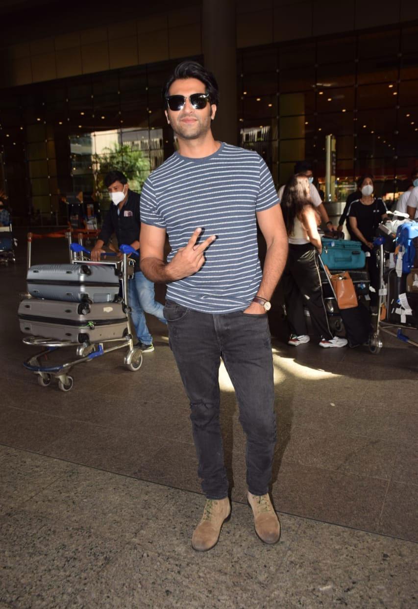 Pizza 3D actor Akshay Oberoi looked dapper at the airport as he was clikced by the media. Oberoi’s latest release, Madam Chief Minister, saw him play the romantic interest-turned-rival to Richa Chadha’s protagonist. He said that the drama, centred on the protagonist’s rise in the murky world of politics, was an unfamiliar territory for him. 