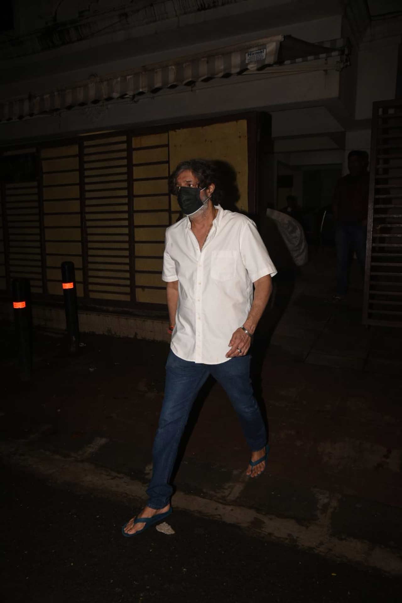 Chunky Panday arrived at film producer Pradeep Guha's residence to offer condolences as he passed away on August 21. Guha, who was in his late 60s, was admitted to Kokilaben Dhirubhai Ambani Hospital. The producer's wife Papia Guha and son Sanket Guha shared the news of his demise in a statement issued to the media. 
 