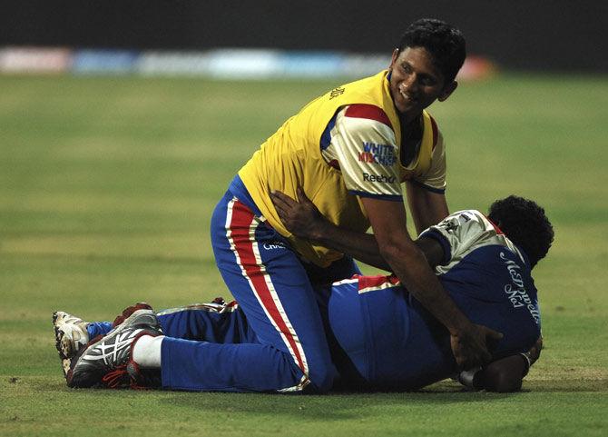 Venkatesh Prasad and Muthiah Muralitharan share a fun moment during their net practice at Wankhede Stadium during Royal Challengers Bangalore's campaign at the IPL (PIC/ SURESH K.K)