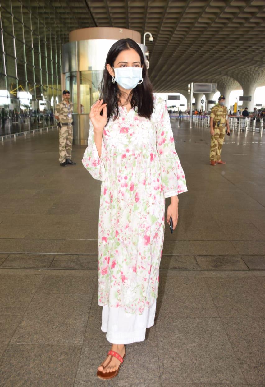 Rakul Preet Singh always manages to leave an impression with her outings and this one was no exception. Mega sensation Vaishnav Tej’s first look from Krish Jagarlamudi’s latest directorial 'Kondapolam' was released and received a terrific response. Now, the team has unveiled the first look of Rakul Preet, who plays the role of Obulamma in the film. Rakul plays the role of a shepherd girl in the film, based on author Sannapureddy Venkata Rami Reddy's novel.
