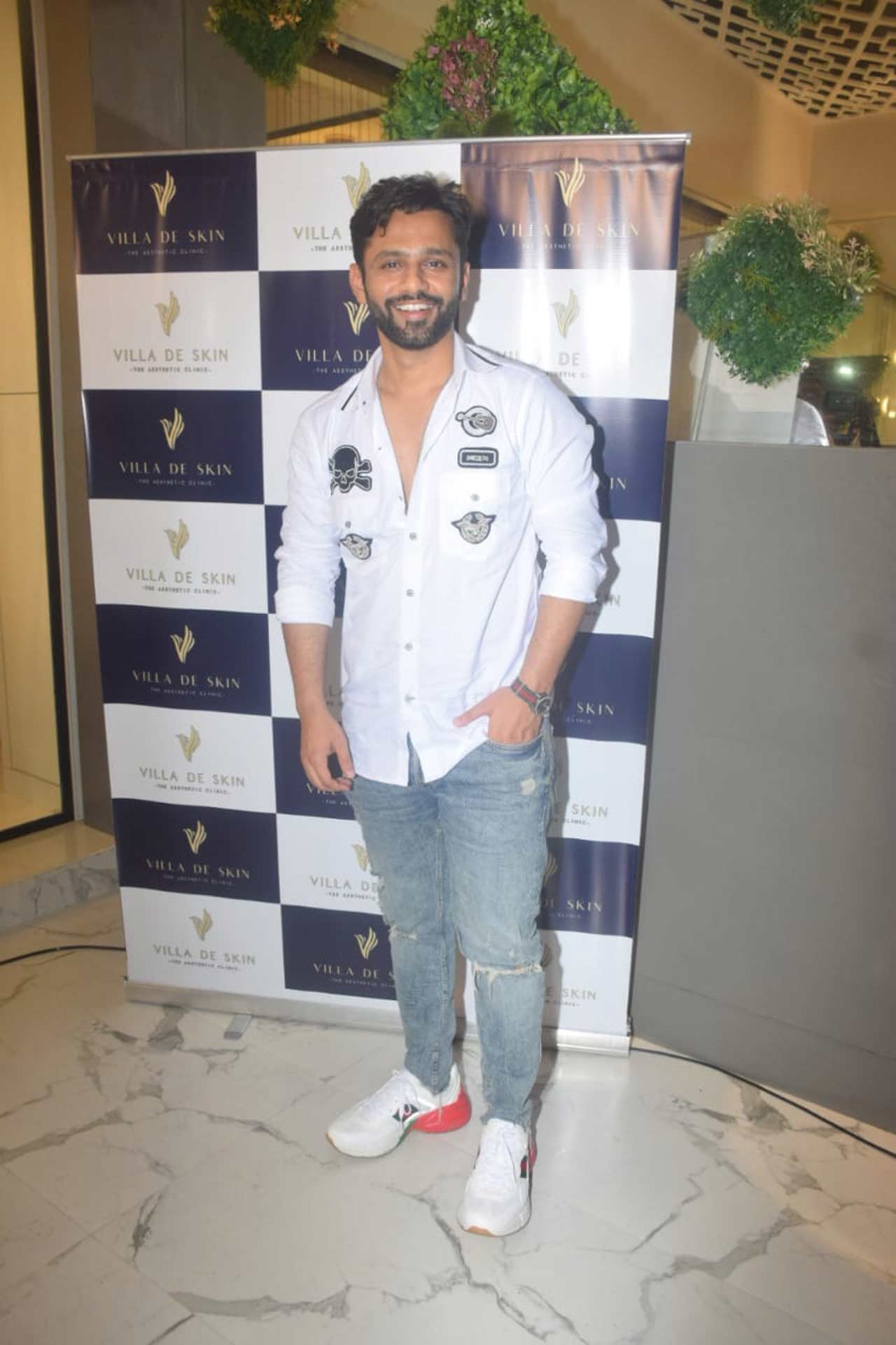Rahul Vaidya, who recently tied the knot with his long-time girlfriend Disha Parmar, posed for the paparazzi when clicked at the opening ceremony.