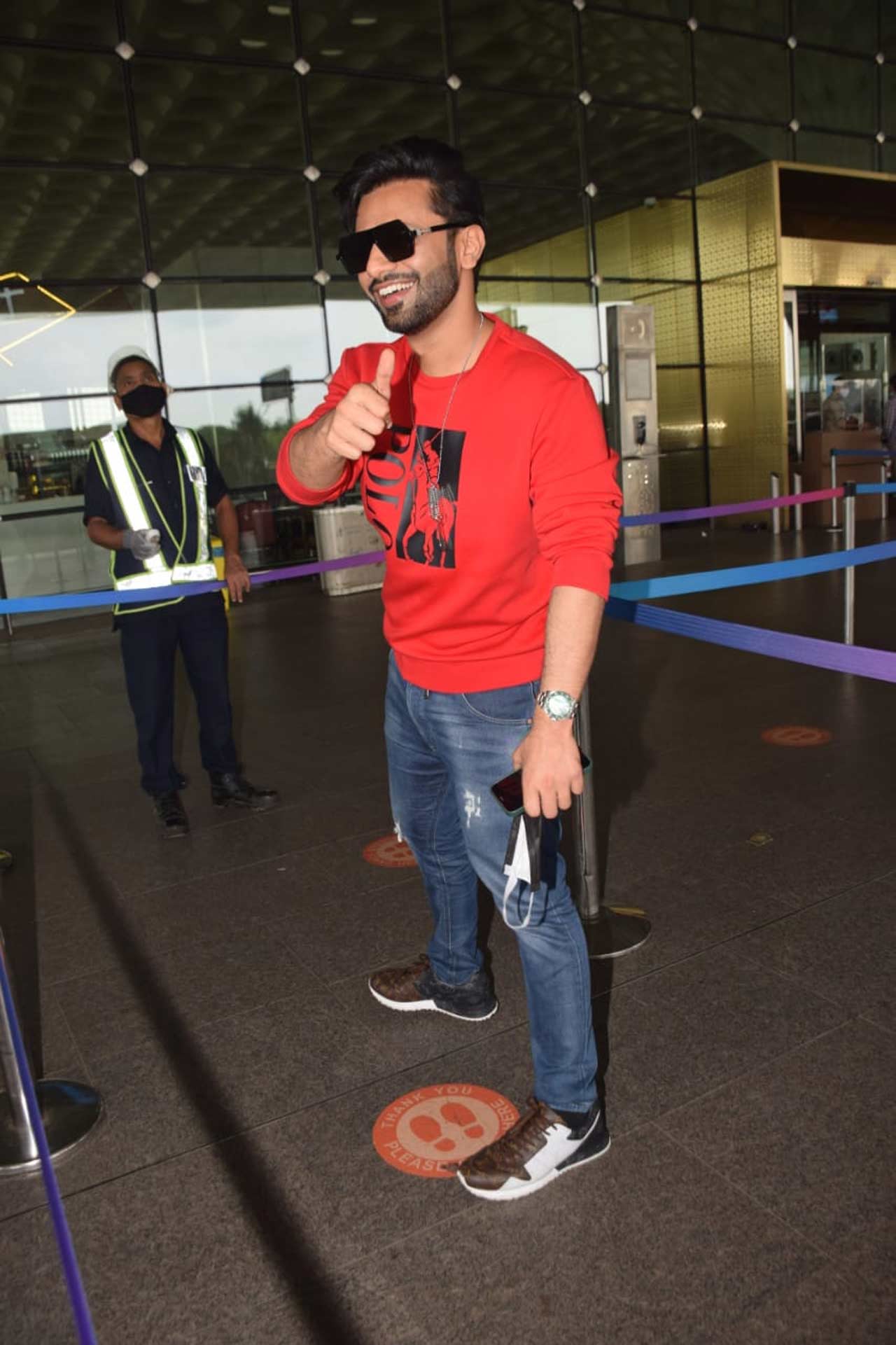 Rahul Vaidya, who was last seen in Bigg Boss 14, sported a red coloured sweatshirt, paired with blue denim.