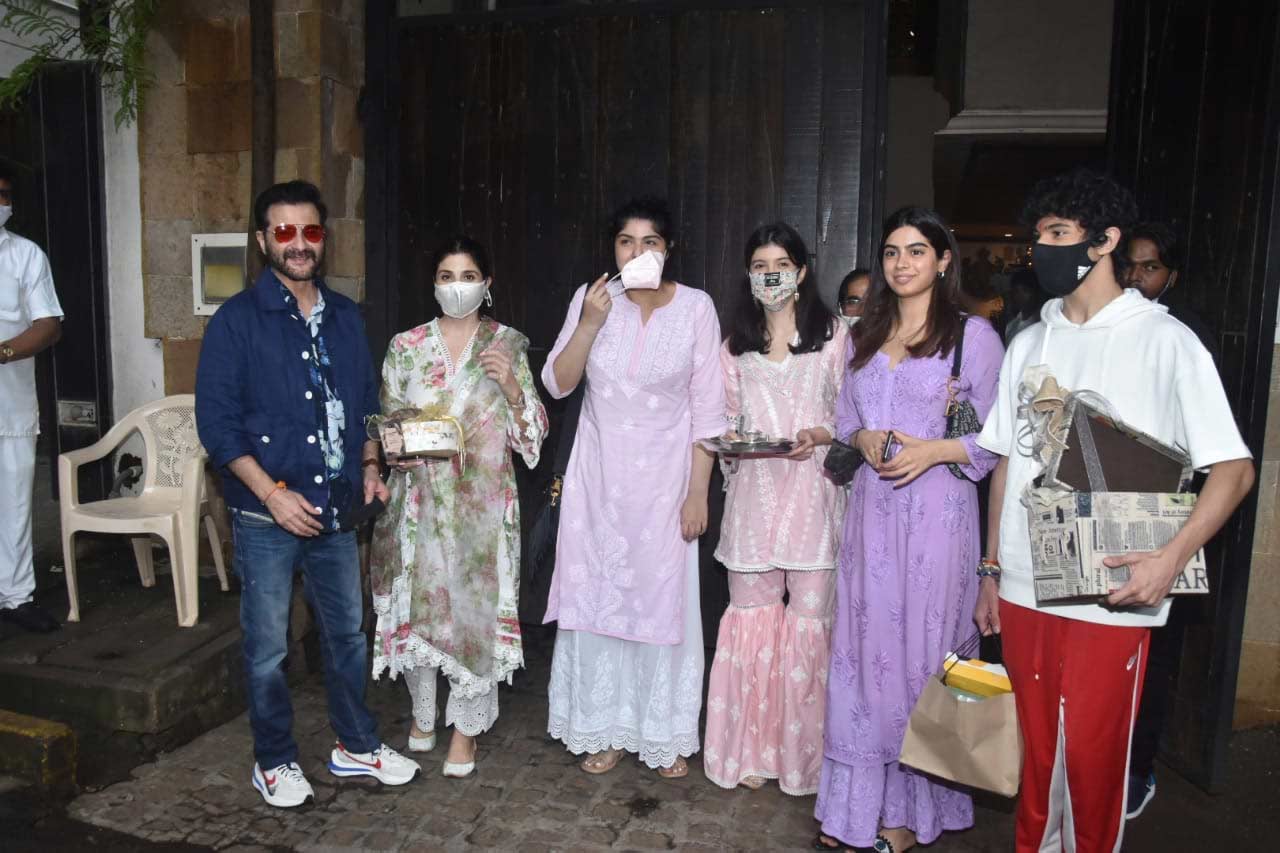 The entire Kapoor family reunited to celebrate Raksha Bandhan at Anil Kapoor's residence. Its raining festivities for the Kapoor clan; after Rhea's wedding, Anatara's baby shower, it was Raksha Bandhan ceremony for Kapoors and Marwah's to call it a celebration once again. In picture: Sanjay Kapoor with Maheep, Anshula, Shanaya, Khushi and Jahaan.
 