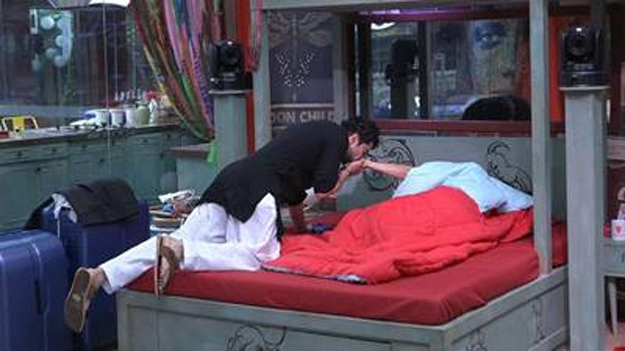 Bigg Boss OTT: Raqesh Bapat wakes up Shamita Shetty with a kiss