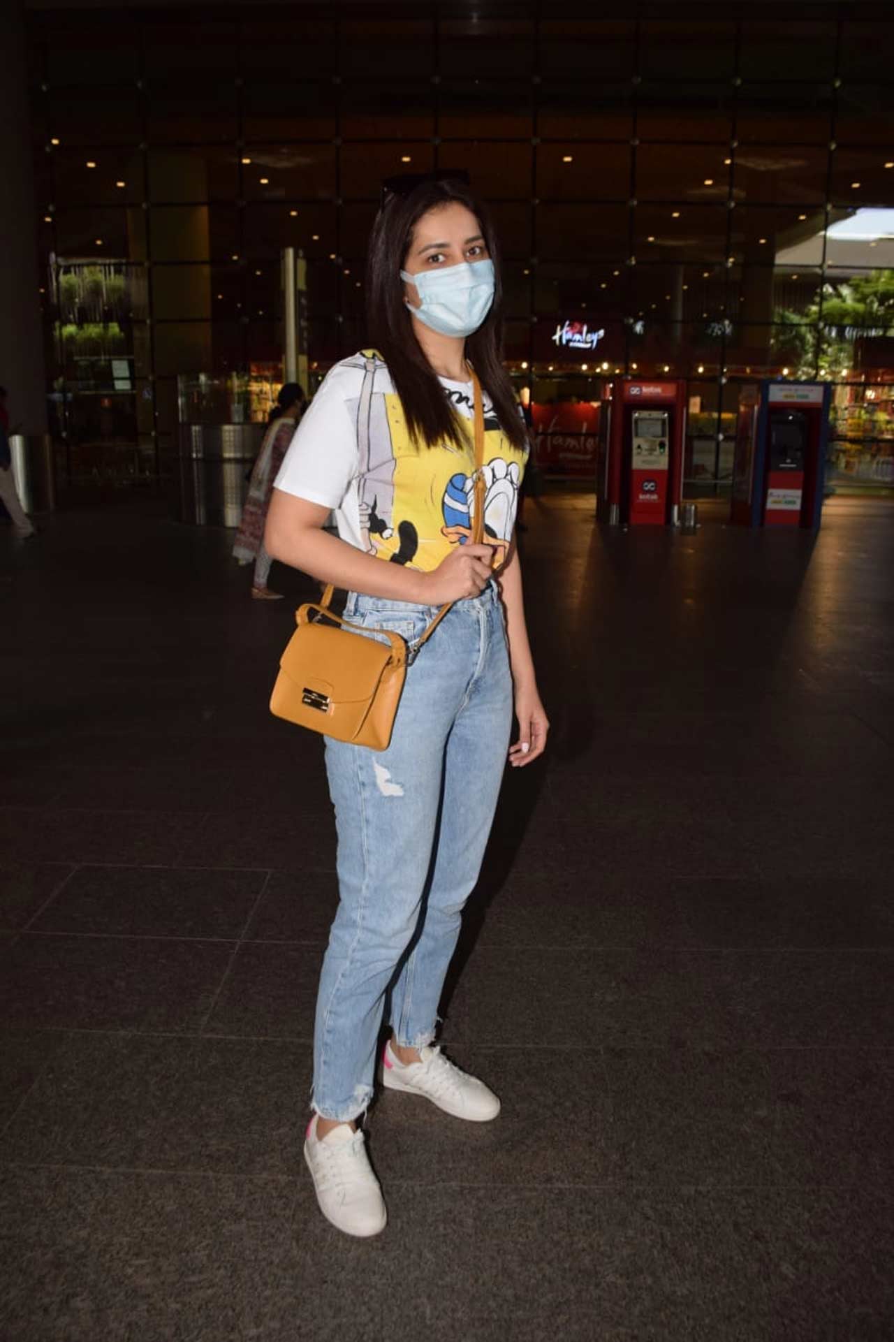Raashi Khanna posed for the shutterbugs when snapped at the Mumbai airport.