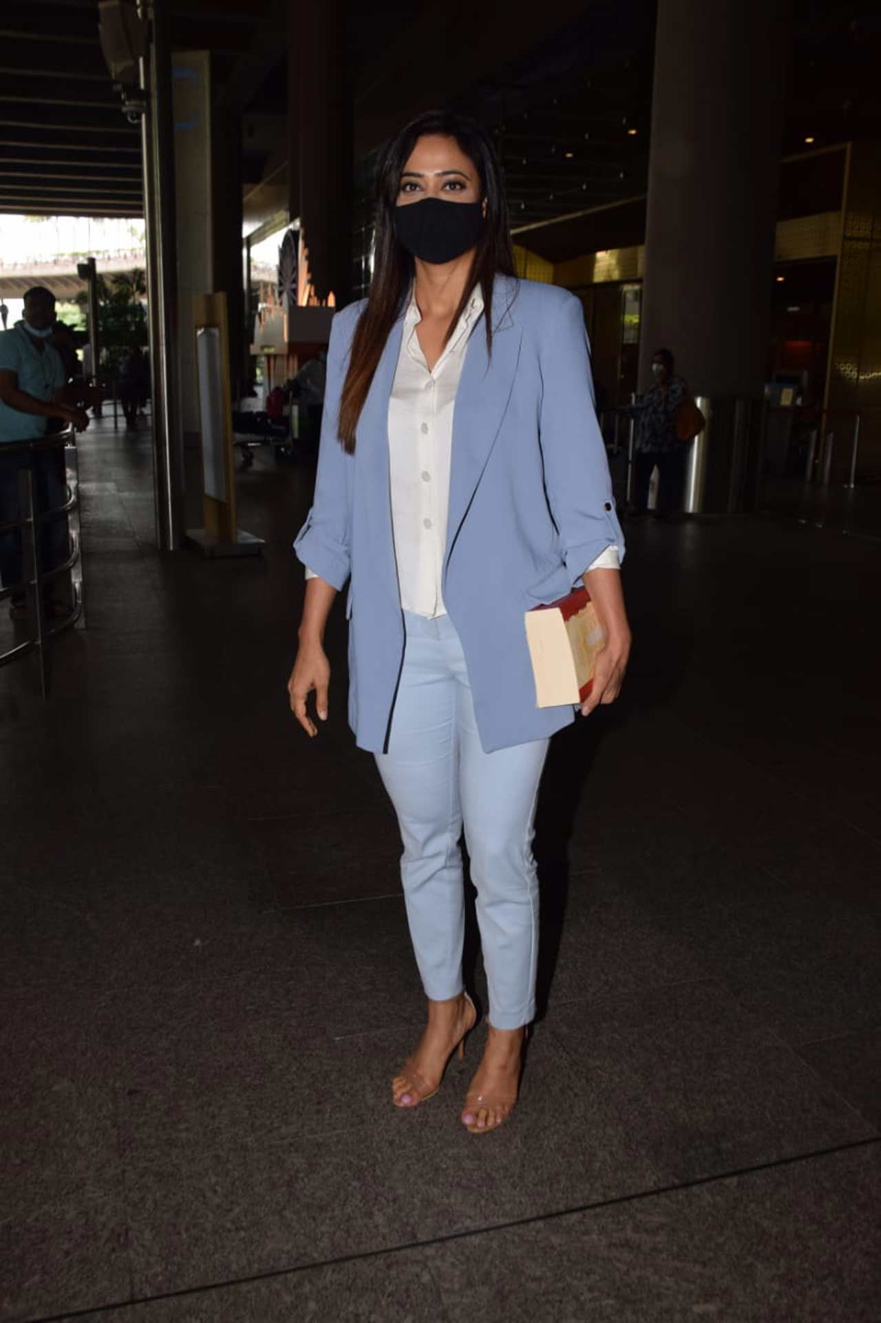 Shweta Tiwari sported a casual suit as her airport look. The pastel blue colour looked like a perfect fit for her morning outing. What do you guys think? On the work front, Shweta is currently a part of a popular reality show - Khatron Ke Khiladi 11.