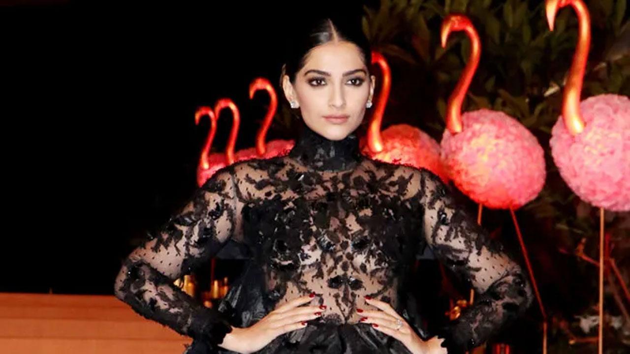 Sonam K Ahuja flashes her abs in the gym, looks stunning