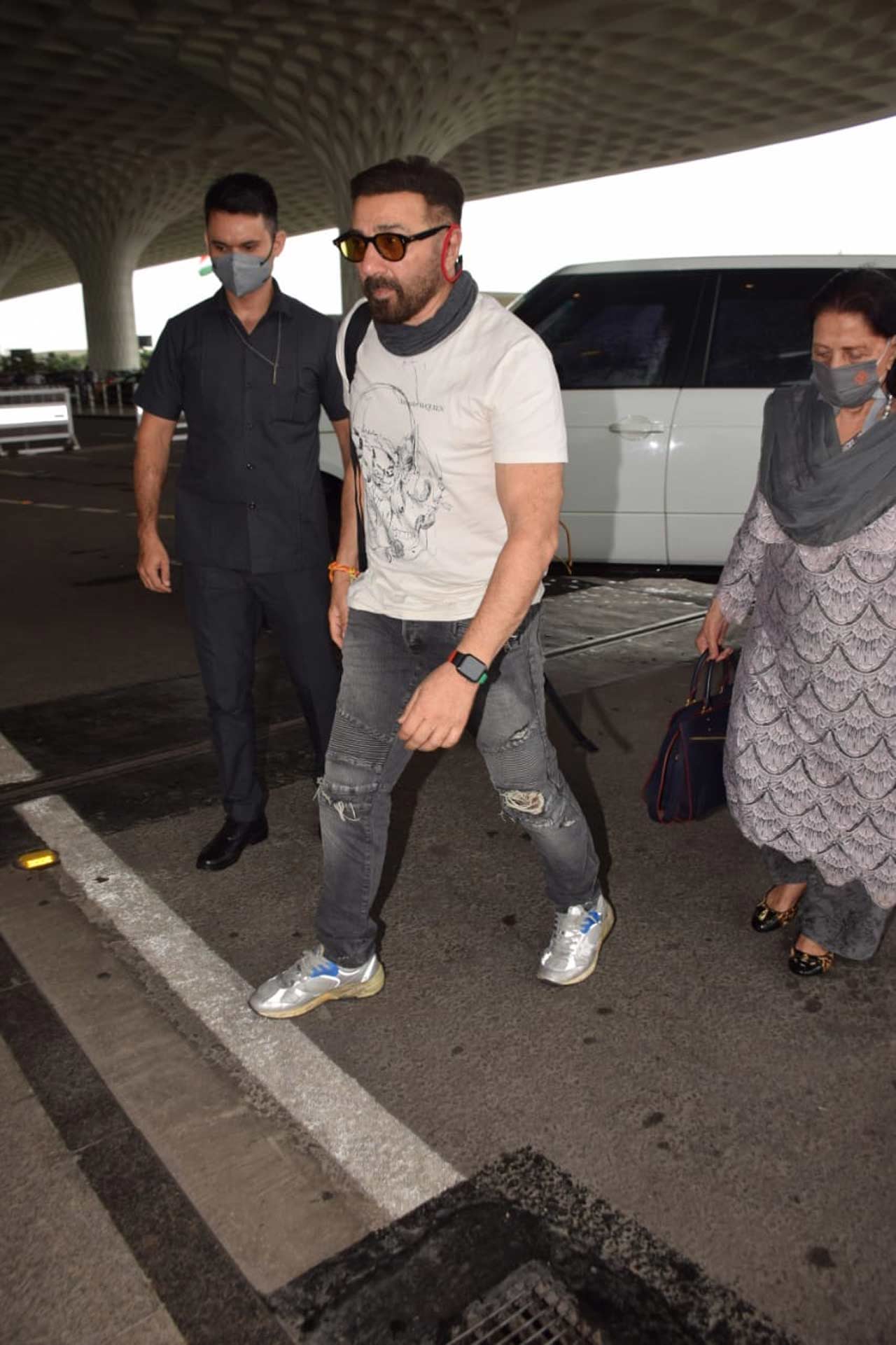 Sunny Deol opted for a white tee, paired with a basic pair of denim as snapped at the Mumbai airport. 