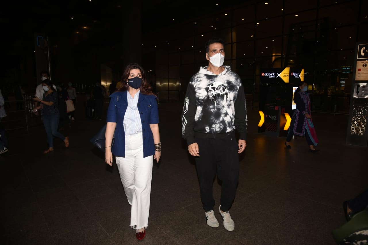 Akshay Kumar was snapped with his wife Twinkle Khanna, Co-stars Lara Dutta and Vaani Kapoor at the Mumbai airport. The actor was returning from Delhi with his entire crew of 'Bellbottom' who were in the capital for the trailer launch of his upcoming flick. 