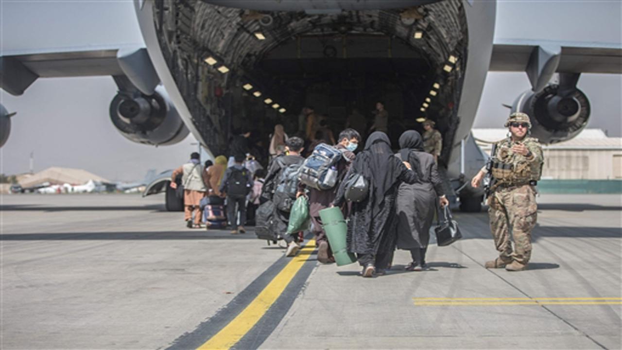 Taliban stop Afghans from travelling to Kabul airport, ask female govt employees to stay home