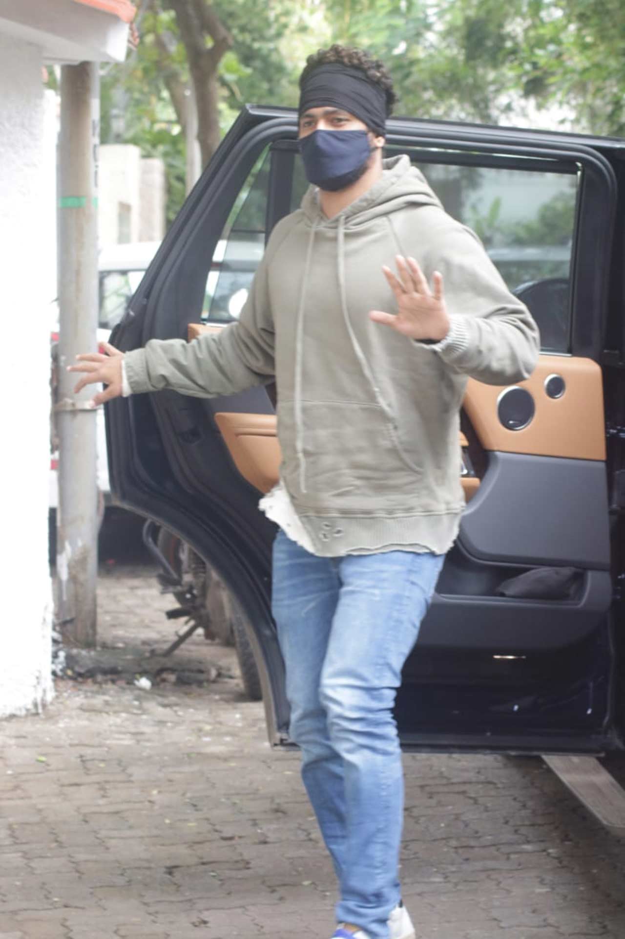 Vicky Kaushal was snapped attending the special screening of 'Shershaah' at a popular studio in Juhu, Mumbai. The actor was seen wearing a hoodie, paired with basic denim.
