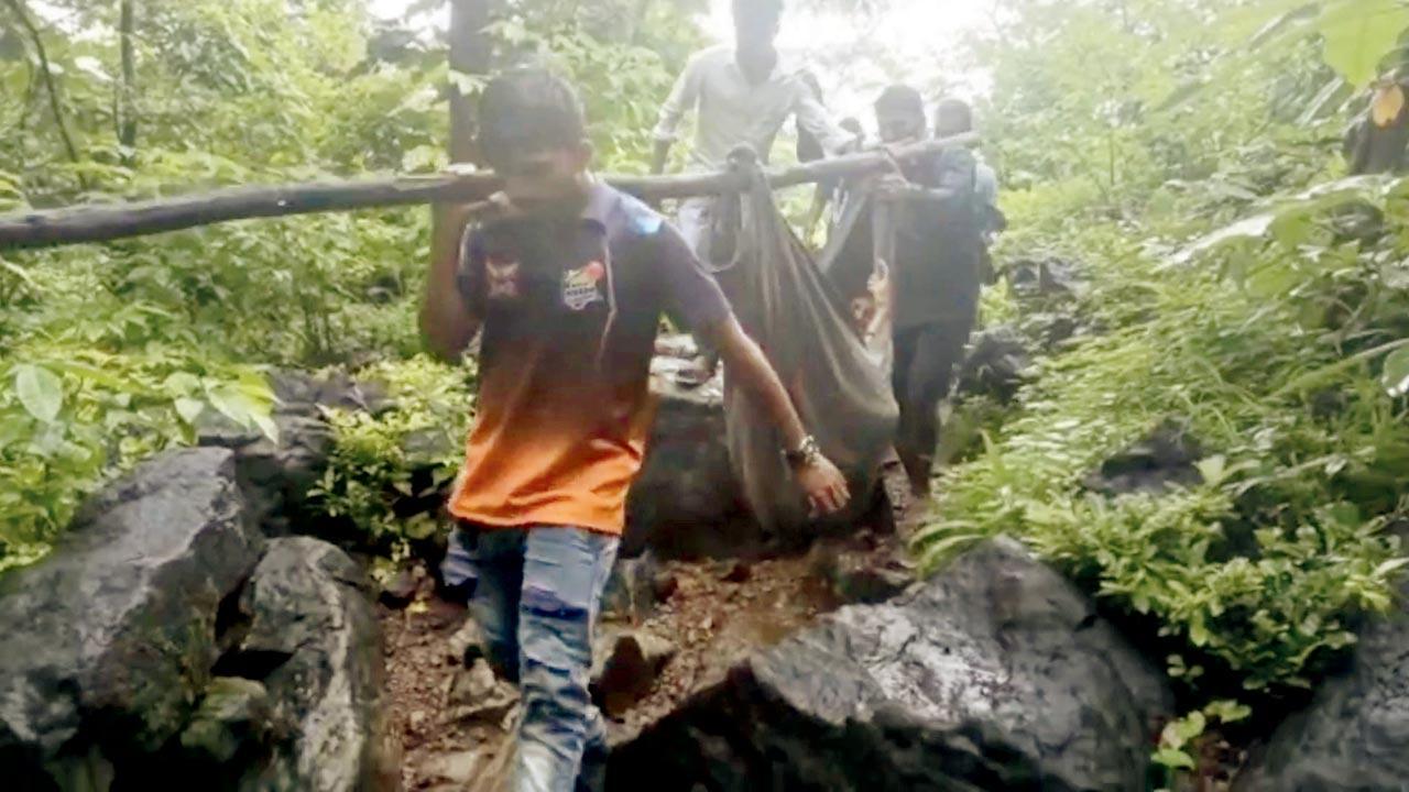 Palghar: No roads, tribals carry pregnant woman in makeshift stretcher for 5 km