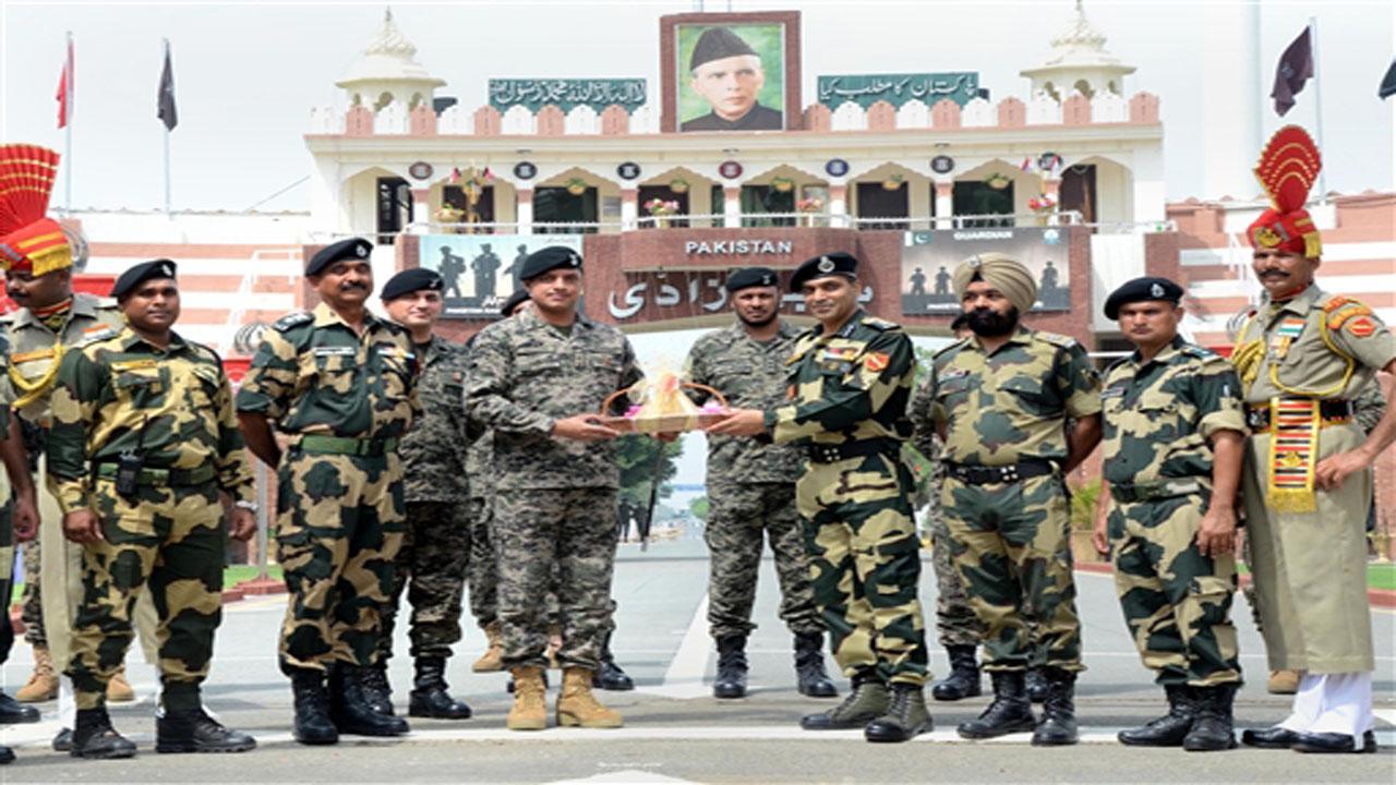BSF offers sweets to Pakistan Rangers on Independence Day