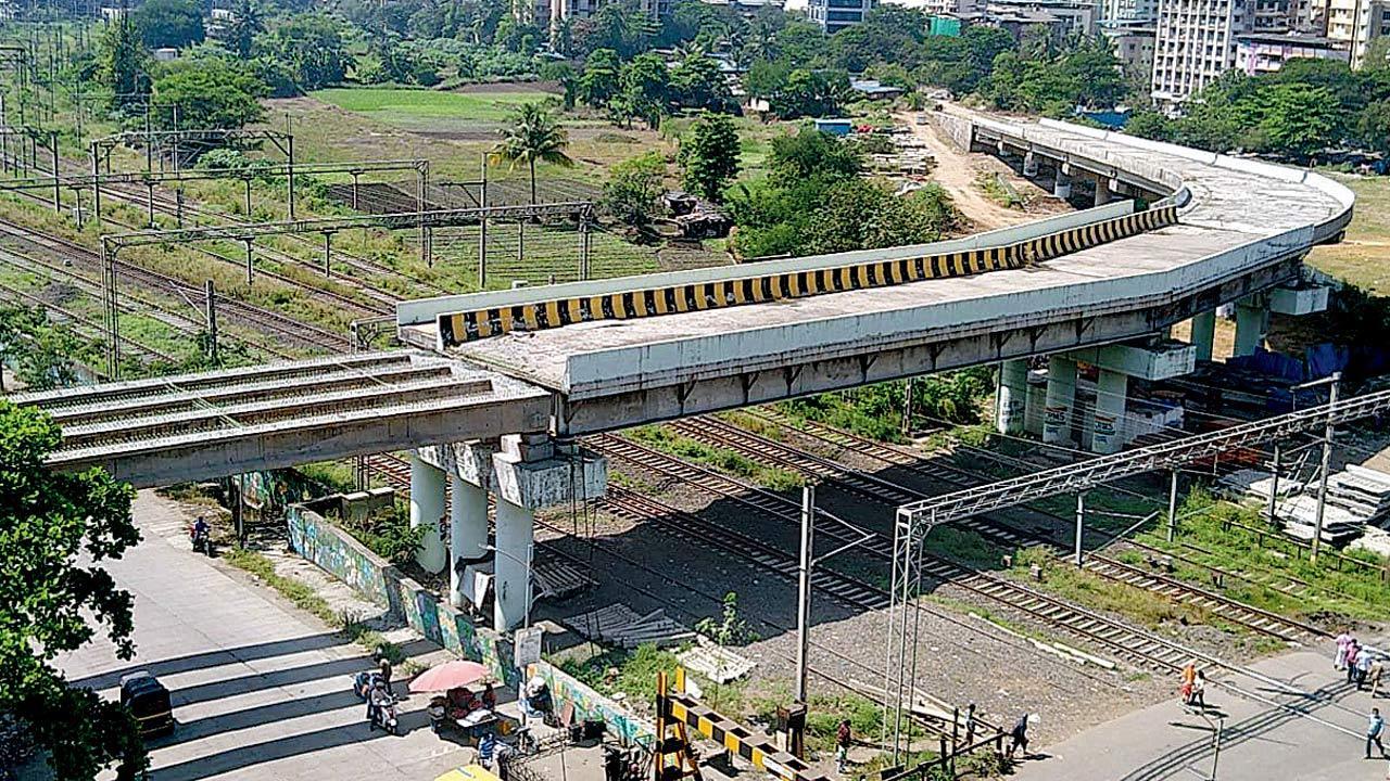 Level crossing at Kalwa to be closed on Christmas, over 100 additional train services expected in future