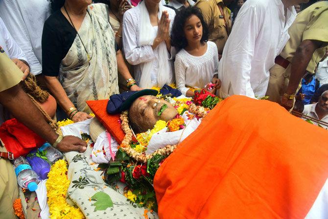 Wife,son ,daughter and grand daughter of former cricketer Ajit Wadekar in a crematorium in Shivaji park in Dadar in Mumbai on August 17, 2018. Born in Mumbai, Ajit Wadekar's father wished him to study Mathematics so that he could become an engineer, but Wadekar instead preferred to play cricket. He made his first-class debut for Mumbai in 1958,59, before making his international debut in Test in December 1966, against the West Indies at the Brabourne Stadium in Mumbai. After that he became a part of the regular team, and went on to play 37 Test matches for India between 1966 and 1974, generally batting at number three. Pic/Atul Kamble.