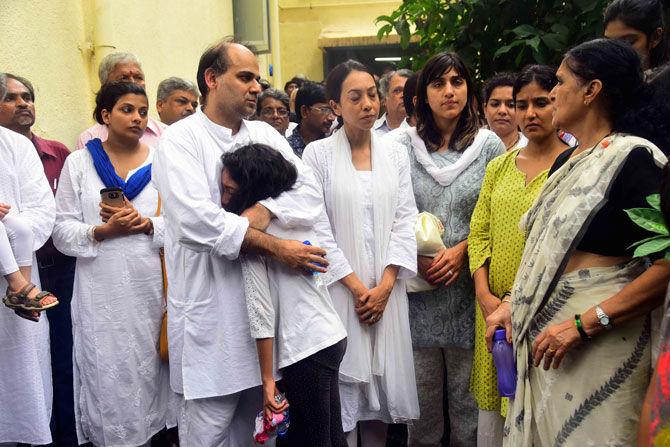 Many cricketers paid tributes to Ajit Wadekar after his demise, one of them being ex-cricketer and wicket-keeper Farokh Engineer. Farokh Engineer, remembering his former captain wrote, 'He had a dry sense of humour and while I will miss his presence at parties, I will also miss his jokes sent from his cell phone. Goodbye Jitya, you played a fine innings, but you could have gone on for a longer one.' (In pic: Wife,son ,daughter and grand daughter of former cricketer Ajit Wadekar in a crematorium in Shivaji park in Dadar in Mumbai on August 17, 2018.) Pic/Atul Kamble.