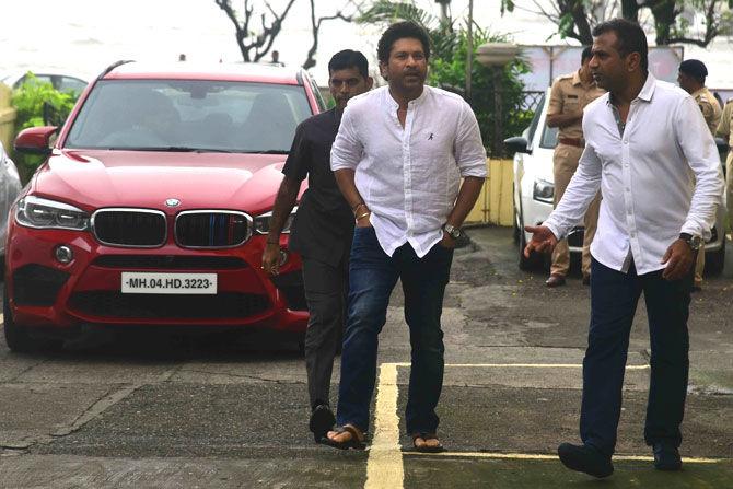 Sachin Tendulkar, who was coached by Ajit Wadekar, while playing for India in the 1990s, paid a tribute to the former captain. Sachin wrote remembering how Wadekar helped his elevation to an opener, 'I always had this feeling that I can go after the bowling up front. I told Wadekar sir that I can do it and if I failed, I wouldn't come to him with this again. He said let's meet [captain] Azhar and he was convinced too,' recalled Tendulkar (In pic: Sachin Tendulkar and Sameer Dighe during the funeral of former cricketer Ajit Wadekar, at his residence in Mumbai on August 17, 2018.) Pic/Atul Kamble.