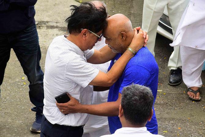 Emotional Vinod Kambli and Marathi cricketer writer Dwarkanath Sanzgiri during the funeral of former cricketer Ajit Wadekar in a crematorium in Mumbai on August 17, 2018. Sachin Tendulkar, in a tribute revealed how Ajit Wadekar was close to Sachin and Vinod Kambli during their early days, Sachin said, 'In the mid-1990s, Vinod Kambli and I would spend a lot of time with him during the evenings. He had a great sense of humour, he had fun with us and sometimes there would be some subtle messages thrown in.' Pic/Atul Kamble.