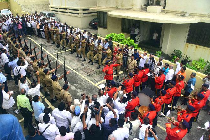 Gaurd of honour given to former Indian cricketer Ajit Wadekar at his residence in Mumbai on August 17, 2018. - Former Indian cricket captain Ajit Wadekar, who led the country to their first series triumphs in England and West Indies, passed away following a long illness at Sportsfield in Worli in Mumbai on 17/08/2018. Pic/Atul Kamble.